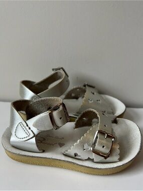 Saltwater Silver Sweetheart Sandals Size 6